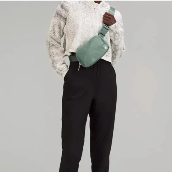 NWT lululemon Everywhere Belt Bag 1L in Teal - Picture 2 of 5